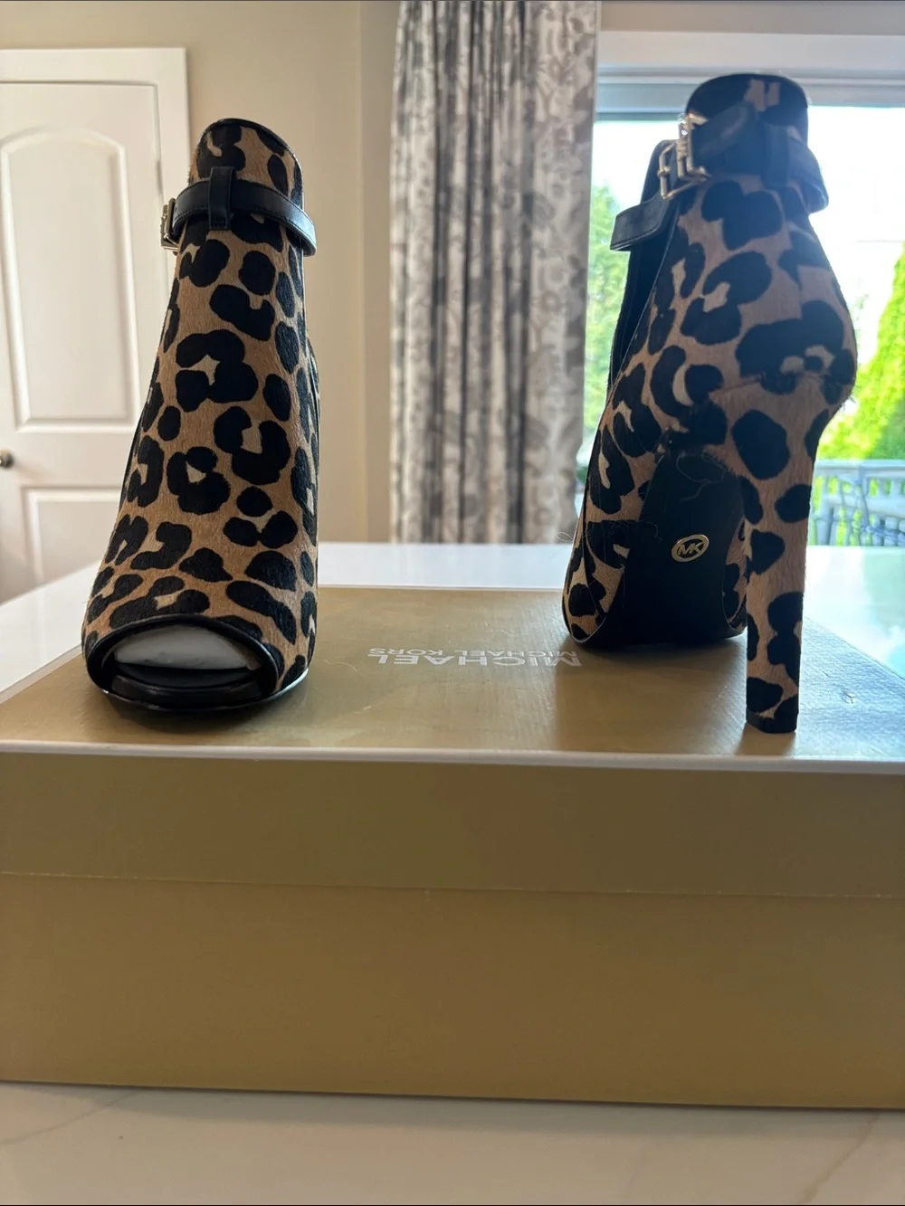Michael Kors toe catching
